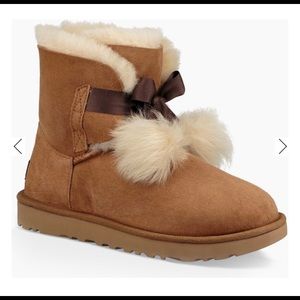 UGG WOMEN'S CHESTNUT GITA SHORT BOOTS - ROUND TOE WOMEN’S SIZE 9